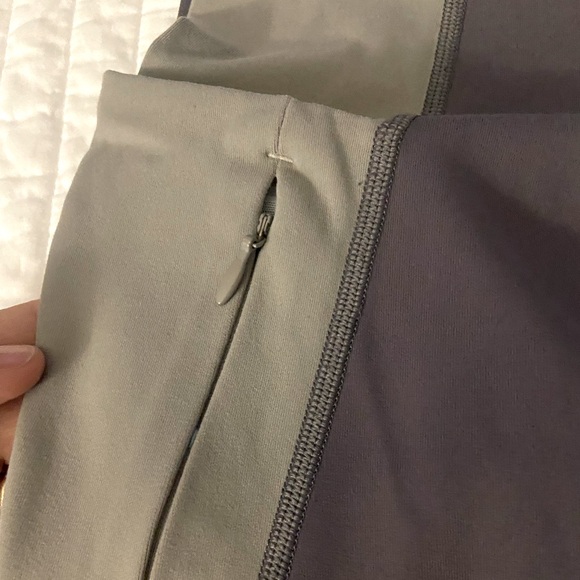 Athleta Leggings Small Colorblock Up for Anything 7/8 Gray White Pockets 209921 - Picture 4 of 9